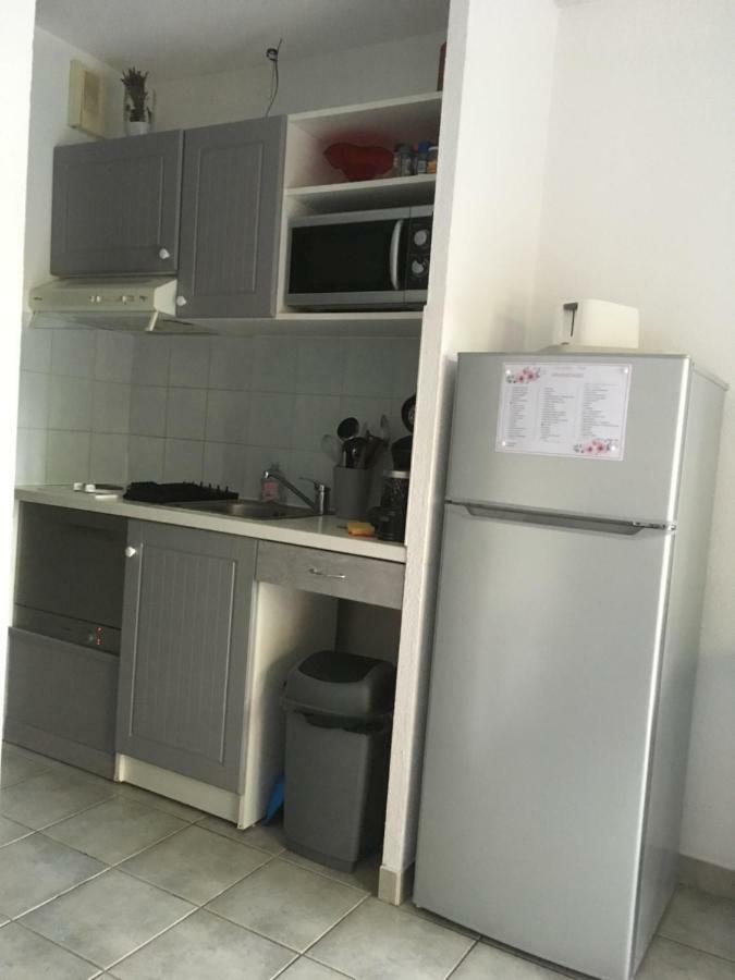 Sanary Sur Mer Appartement 30M2 T2 Avec Terrasse Piscine 10Min A Pied De La Plage Exterior photo